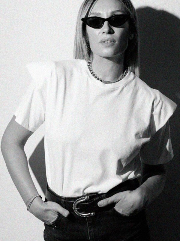 CAMI BÁSICA CON HOMBRERAS...