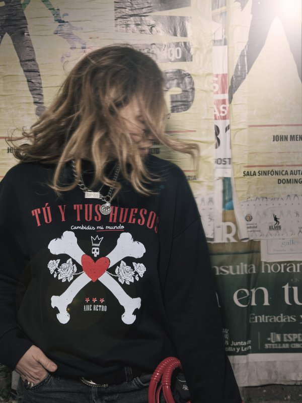 SUDADERA UNISEX "HUESOS" NEGRA