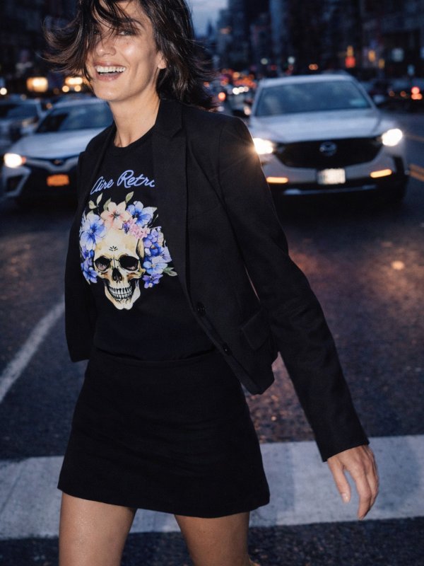 CAMISETA "LADY VIOLET" NEGRA
