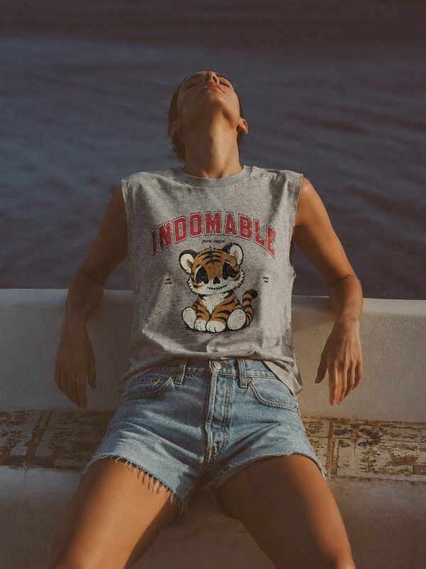 CAMI CHICA "INDOMABLE" GRIS